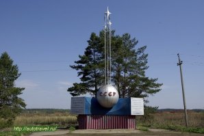Поэтому 25 марта 1961 года в космос был запущен последний перед полетом Юрия Гагарина корабль-спутник с собакой Звездочкой и манекеном на борту. Считается, что имя собаке дал сам Юрий Гагарин. 

У нас приземлились, возле города. Камень прямо на месте приземления, а стелла у дороги, возле поворота к камню.

56.716439, 54.374134 - Это стелла.
56.723213, 54.400952 - Это камень.