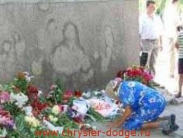 православные тоже знаменья ищут, и находят. это, например, лик Исуса. Хотя, если бы меня попросили, я бы и троицу нассать смог