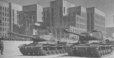 Редкий экземпляр танка ИС-2. Минск, парад 1 мая 1948 года.
На переднем плане — танк ИС-2 с «немецким» типом дульного тормоза и поршневым затвором пушки Д-25, один из самых первых танков ИС-2 (ИС-122), выпущенных во время Великой Отечественной войны