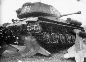 Танк ИС-2 преодолевает бетонные противотанковые «ежи». Восточная Пруссия, 3-й Белорусский фронт, январь 1945 г