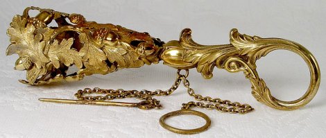 Это милый дамский аксессуар из далёкого и невозвратного элегантного прошлого. Портбукет — это изобретение, введенное в моду в эпоху Людовика XIV. Он представляет собой изящный держатель для живого букета цветов. Помимо эстетства и шика, у портбукета был ещё и практический смысл: эта небольшая вещица питала букет водой, чтобы он подольше выглядел свежим, и помогала прикреплять его к одежде, не пачкая её зеленью и пыльцой, или позволяла удобно держать букет в руках. Портбукет изготавливался из любых материалов: кости, хрусталя, драгоценных металлов — и предназначался как для украшения одежды, так и сам по себе мог служить отдельным аксессуаром.