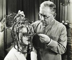 Микрометр красоты от Max Factor был изобретен, чтобы помочь гримерам при выборе актера для съемок фильма. Лицо измерялось по 325 параметрам и выбирался тот, который нужен был в конкретном случае. Max Factor в 1920-х наконец-то понял, как изготовить именно такую косметику, которая хорошо смотрелась на камеру. Так что после после 1920ого маска постепенна ушла в небытие.