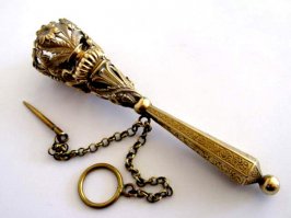 Это милый дамский аксессуар из далёкого и невозвратного элегантного прошлого. Портбукет — это изобретение, введенное в моду в эпоху Людовика XIV. Он представляет собой изящный держатель для живого букета цветов. Помимо эстетства и шика, у портбукета был ещё и практический смысл: эта небольшая вещица питала букет водой, чтобы он подольше выглядел свежим, и помогала прикреплять его к одежде, не пачкая её зеленью и пыльцой, или позволяла удобно держать букет в руках. Портбукет изготавливался из любых материалов: кости, хрусталя, драгоценных металлов — и предназначался как для украшения одежды, так и сам по себе мог служить отдельным аксессуаром.