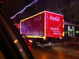 Я честно не знаю, у кого такая реальность в новом году паршивая! Могу привести только то, что в корне не согласен с тем, что на столе доширак вместо того, что слева, потому, что у меня каждый год так как слева стол выглядит. Не приглядывался, что там, и не в таком кол-ве конечно, но украшен не хуже и явства всегда есть. И кстати вот фото кока-кольных грузалей из Ставрополя. Так что автор конечно выбрал самое плохое, что может получиться на этот праздник. А вообще именно дети, так как я сам уже взрослый мужчина (почти 34) и этот праздник превратился для меня несколько лет назад в просто попойку и ими отпуск, но детки снова вернули то сказочное настроение и отношение к этому празднику, спасибо им за это!