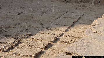 Зачем тогда БЛОКИ вырубали из скального массива, если всё построено из бетона? Зачем в Египте более 140 кареьров (только найденных) с инструментами, со следами выработки камня, незавершенными блоками и пр.? Ах, да забыл, злые историки сфольсефицировали весь Древний Египет, чтобы египетские власти пополняли свою казну за счет туристов