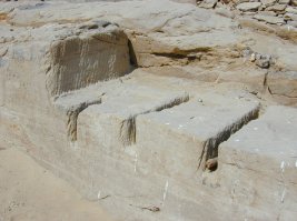 Зачем тогда БЛОКИ вырубали из скального массива, если всё построено из бетона? Зачем в Египте более 140 кареьров (только найденных) с инструментами, со следами выработки камня, незавершенными блоками и пр.? Ах, да забыл, злые историки сфольсефицировали весь Древний Египет, чтобы египетские власти пополняли свою казну за счет туристов