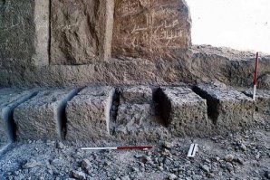 Зачем тогда БЛОКИ вырубали из скального массива, если всё построено из бетона? Зачем в Египте более 140 кареьров (только найденных) с инструментами, со следами выработки камня, незавершенными блоками и пр.? Ах, да забыл, злые историки сфольсефицировали весь Древний Египет, чтобы египетские власти пополняли свою казну за счет туристов