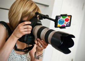 просто у горе-фотографа не было необходимой для съемки детей вещи: