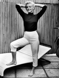 Да она по сути -" Доярка из Хоцапетовки".  только в актриски подалась....