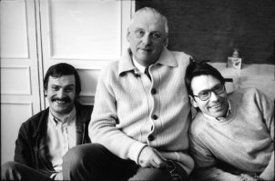 Россия, чуешь этот зуд?
Три Михалкова по тебе ползут.

В.Гафт