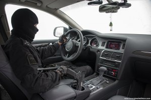 Круто полез за битой, потом взглянул в салон регистратора и что то передумал