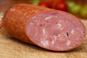 теперь идем дальше
эту колбасу делал человек дома, он профессионал очень высокого уровня ,я с ним знаком лично
это конечный результат его колбасы ,согласись похоже не твою