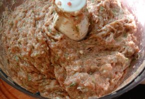 1.Любой колбасник знает как сделать эмульсию. Ты пишешь что не вытянешь ее, не сможешь сделать. 
И тут же размещаешь колбасу ,в которой связующее звено и есть емульсия. Не спеши дуть губы я докажу
Вот смотри ,я эту эмульсию делал, на обычном вымешивателе для теста. Причем ему столько лет что просто мрак. А теперь посмотри какого качества эмульсия. Просто я знаю как это сделать. У тебя что нет комбаина в котором можно месить тесто?  Я уверен что есть. тогда вот тебе пример