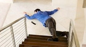 Вот ведь запрограммированные люди.
- Are you o'k?
- Yes.
Вспомнился анекдот.
Чувак падает по лестнице, летит собирая лицом ступени, ломает руки-ноги, и вот полет завершен. Он в неестественной позе, весь в грязи и крови. Подбегают люди:
- Мужчина, что с вами? Все в порядке?
Лежа на полу плаксиво-жалостливым голосом
- Всё... плохо!!!