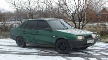 Моя первая - ВАЗ 21099.
Купил первую свою любоВ за 80 тыр и понеслось... В смысле не я понесся на ней, а секас с ремонтом начался...
Тогда я даже и не подозревал, что машина может НЕ ломаться так часто, как моя!
Из за отсутствия опыта в ремонте, по началу отдавал деньги автосервисам... Потом деньги как-то закончились и стало жалко отдавать остатки средств.... Бывало валялся под ней и в лужах ("черепашки" менял) и в мороз -35 (генератор снимал)..., а бывало, что находил теплый гараж (своего нету). В общем, что только я не ремонтировал.
Под конец, понимая, что я уже перебрал в машине ВСЁ!... заменил ВСЁ!... перебрал даже движок с коробкой!... и захожу уже на 2й и 3й круг...., я продал её за 60 тыщь - лишь бы избавиться от этого мазахизма!

(фото не моё, но цвет такой же)