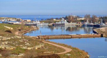 БТК, шелковица, сливы, военно-морской город. ... Я знаю этот город, и живу в нем. А на другой стороне бухты , где базируются катера находятся развалины древнего города.  И бухта называется Карантинная и город Севастополь.