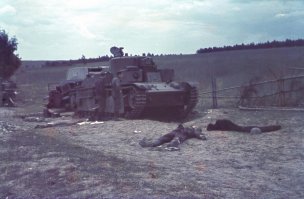 Немецкие солдаты осматривают подбитый советский трехбашенный танк Т-28, брошенный на трассе Белосток – Слоним. Машина из состава 6-го механизированного корпуса 10-й армии Западного фронта. Рядом лежит убитый советский танкист