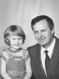 Одинаковое выражение лица, что у Собчака, что у бандита Белого (в исп. Леонова)...