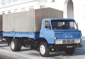 А известно ли вам, что и сам Камаз ведет свою родословную с ЗИЛа? Первоначально на заводе был спроектирован новый дизельный трехосный тягач Зил-170, модернизированная версия которого получила наименование Камаз-5320, ведь поскольку страна остро нуждалась в большом количестве таких грузовиков, в Набережных Челнах и был построен новый автозавод под эту модель.