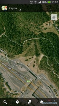 Еще одна "пирамида", которая древнее "египетских":

Французская пирамида.

Заказчик: Общество автодорог юго-восточной Франции Мастерская RBTA получила заказ от Общества автодорог юго-восточной Франции на строительство памятника на каталонском шоссе на границе между Испанией и Францией. Конкретного проектного задания не было, а была абстрактная, амбициозная идея, дающая возможность опробовать новые предложения и накопленный опыт. Монотонная бесконечность бетона и битума дорог на юго-востоке Франции требовала облагораживания. Мастерская RBTA с энтузиазмом взялась за заказ, рассчитывая применить свои практические и теоретические знания в сложной задаче создания крупномасштабной формы. Вмешательство человека в пейзаж вне городского контекста может иметь огромные последствия для среды. Поэтому географическое решение проекта должно было быть как можно шире. Прежде всего, команде Мастерской стало понятно, что расположение памятника в приграничной зоне – это случайное совпадение, просто предлог для создания значительного монумента. Шоссе было построено как средство сообщения между двумя странами, чтобы люди могли перемещаться в оба направления. Каталония всегда была территорией транзитных пересадок. Каталонская культура всегда умела ассимилировать идеи и течения, попадающие на ее территорию. Видя в Пиренеях объединяющую ось каталонских территорий, архитекторы решили сосредоточиться на форме монумента и ландшафтном дизайне. Первоначальная идея состояла в том, чтобы оживить и облагородить длинный отрезок дороги через Пиренеи, однако проект был признан невозможным из-за его громадного масштаба. Мастерская представила сокращенный вариант – проект парка Испанской марки в виде чудесного променада, поднятого выше уровня дороги, длиной в километр, но его тоже признали слишком амбициозным. Тогда Мастерская разработала проект Пирамиды, который и стал окончательным вариантом.

Площадь и объем пирамиды (ее квадратное основание занимает 100 м, высота – 80 м) соответствует количеству грунта, срытого в процессе строительства дороги. По предложению авторов проекта отработанную землю ссыпали на строительный участок, вместо того чтобы сбрасывать ее в соседние долины. Усеченная пирамида с ложной перспективой и классическим французским парком – таков был ответ архитекторов на задачу строительства в центре Пиренеев такого монумента, который, с одной стороны, был бы интегрирован в ландшафт, а с другой – оставался бы самостоятельным объектом, выдерживающим сравнение с природой. Памятник на вершине пирамиды – дань уважения Каталонии: четыре полосы символизируют ее герб и флаг. Кроме того, это символ и материальный образ международного сотрудничества и братства.