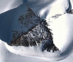 Вот это ГОРА. Но особо одаренные диванные эксперты в области интуитивно-детальных способов логического анализа фотографий из гугль-земля видят и блоки, и шлифовку. И при этом уверяют, что именно эта пирамида уж точно древнее египетских.