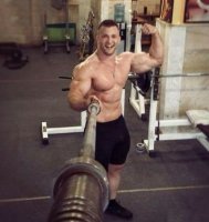 так понимаю задумка была: что он штангу вместо селфи палки пользует