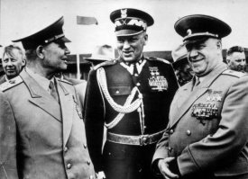 Маршал Советского Союза Рокоссовский был и Маршалом Польши.
На фото вместе с Маршалами Коневым и Жуковым.