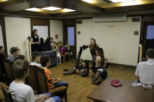 А это точно детский утренник? Тогда в зрителях сидят, наверное, даже не второгодники, а 5-годники детсада.