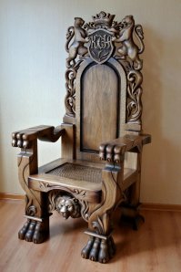 вот нифига не японскоплотничье, и ничего, ни щелей, ни щепок в жопу. Хрена ли не делать вещи, если они покупаются за правильную цену, дающую возможность мастеру жить и творить! Японцы-японцы....  минус!!!!!!!!!!!