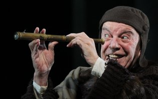 человек с обаятельной улыбкой... мир праху его...