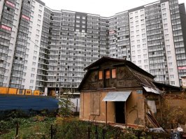 А вот это - я очень даже понимаю. Отдельный дом, без соседей за стеной, собственный дворик с участком земли, поменять на бетонный скворечник, в котором ни чихнуть ни, извините, п@рнуть, чтобы не быть услышанным соседями сверху и снизу... Я бы тоже не поменял.
Я раньше жил в частном доме, теперь - в такой-же бетонной коробке. Раньше можно было у себя в час ночи хоть панк-рок слушать, хоть перфоратором сверлить - никому не мешал. Теперь пукаешь у себя на унитазе на 4-ом этаже, а сосед со второго этажа кричит тебе в вентиляцию: "Будь здоров!"... Держись, мужик, не сдавайся! Частный дом - дороже всех понтов!