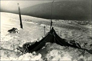 А зачем нужно было вообще бежать вниз, почему не попробовать сразу откопать теплые вещи? Палатку, как я понимаю не слишком сильно засыпало. Кажется ее нашли в таком состоянии (см. фотографию). Они же были опытными туристами и должны были понимать, что если побегут раздетыми в лес, то почти наверняка погибнут.