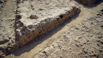 В Египте много загадочного, но многое становится обыденным, когда начинаешь про это узнавать.

Вот (на фото) эрозия камня. И это не строение, а плато, откуда вырубали блоки в Гизе.