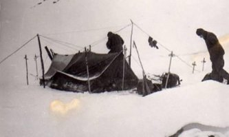 :) Смотрите.   Без всяких бредней,  про неестественный цвет лиц (одна родственница сказала и все потащили), без секретного радиоактивного свитера ( фонила одежда у троих!!!  лежащих в ручье), но Ракитину для своего художественного рассказа нужно было часть доказательств случайно упустить.    И без прочей конспирологии.   

Что мы имеем: 

1.  НА склоне, где находились Дятловцы из факторов у нас есть только:
Снег, 
мороз,
сильный ветер,
ночь, 
камни.   

Что из вышеперечисленного могло заставить их  разрезать палатку изнутри и не забрать лежащие там вещи ?? :)  По моему только одно - снег. (ну и вторично ночь, мороз и ветер).    

Палатка у них была поставлена неправильно и очень неустойчиво.  Почему? :) Покажу.  
Эта гамнопалатка была сшита из двух,  и чтобы ее нормально установить - всегда колхозилась дополнительная конструкция растяжек по центру палатки.  (на фото ниже).    Только при таком расположении кстати они могли разжечь печку,  потому-что она крепилась на проходящий внутри через всю палатку трос.   Они печку и дрова с собой взяли, но когда на склоне пришлось ночевать, внезапно выяснилось, что греться нечем.   

2.  ТАм весь склон, как коленка у младенца,  постоянный ветер сдувает весь снег в ложбину и заполняет все углубления и скапливается около всех камней-препятствий.   Дятловцы зафигачили палатку прямо на пути миграции снежной поземки.   Конечно ее тут-же начало засыпать (какой там снегопад видно на фото установки палатки).  
Не нужно никаких снежных досок и лавин - достаточно полкуба снега насыпать на провисающий бок палатки,  чтобы она обвалилась (она держалась на лыжных палках, которые были почти не воткнуты в снег, под палаткой почти сразу были камни, это из воспоминаний, в допросах есть).   Возможно она изначально начала провисать, но все сидели и пытались согреться игнорировав этот факт,  не суть.  

Половина участников без обуви.  Ммммммм.  Я вам личное фото ноги покажу, через 30!! минут откапывания провалившегося кроссовка в одном носке.  Это было неделю назад. На улице было -15 и без ветра.  А там был дубак, ветрина и снег (понижение температуры до -25 это тож. факт от метеостанций).    

Соответственно, у всех полуодетых были обморожены руки и ноги уже через час, после спуска к кедру (они и замерзли первыми,  и оставшиеся и пытающиеся вернуться к палатке),  вообще никакого криминала не вижу.