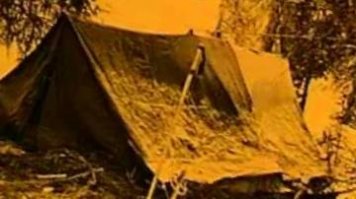 :) Смотрите.   Без всяких бредней,  про неестественный цвет лиц (одна родственница сказала и все потащили), без секретного радиоактивного свитера ( фонила одежда у троих!!!  лежащих в ручье), но Ракитину для своего художественного рассказа нужно было часть доказательств случайно упустить.    И без прочей конспирологии.   

Что мы имеем: 

1.  НА склоне, где находились Дятловцы из факторов у нас есть только:
Снег, 
мороз,
сильный ветер,
ночь, 
камни.   

Что из вышеперечисленного могло заставить их  разрезать палатку изнутри и не забрать лежащие там вещи ?? :)  По моему только одно - снег. (ну и вторично ночь, мороз и ветер).    

Палатка у них была поставлена неправильно и очень неустойчиво.  Почему? :) Покажу.  
Эта гамнопалатка была сшита из двух,  и чтобы ее нормально установить - всегда колхозилась дополнительная конструкция растяжек по центру палатки.  (на фото ниже).    Только при таком расположении кстати они могли разжечь печку,  потому-что она крепилась на проходящий внутри через всю палатку трос.   Они печку и дрова с собой взяли, но когда на склоне пришлось ночевать, внезапно выяснилось, что греться нечем.   

2.  ТАм весь склон, как коленка у младенца,  постоянный ветер сдувает весь снег в ложбину и заполняет все углубления и скапливается около всех камней-препятствий.   Дятловцы зафигачили палатку прямо на пути миграции снежной поземки.   Конечно ее тут-же начало засыпать (какой там снегопад видно на фото установки палатки).  
Не нужно никаких снежных досок и лавин - достаточно полкуба снега насыпать на провисающий бок палатки,  чтобы она обвалилась (она держалась на лыжных палках, которые были почти не воткнуты в снег, под палаткой почти сразу были камни, это из воспоминаний, в допросах есть).   Возможно она изначально начала провисать, но все сидели и пытались согреться игнорировав этот факт,  не суть.  

Половина участников без обуви.  Ммммммм.  Я вам личное фото ноги покажу, через 30!! минут откапывания провалившегося кроссовка в одном носке.  Это было неделю назад. На улице было -15 и без ветра.  А там был дубак, ветрина и снег (понижение температуры до -25 это тож. факт от метеостанций).    

Соответственно, у всех полуодетых были обморожены руки и ноги уже через час, после спуска к кедру (они и замерзли первыми,  и оставшиеся и пытающиеся вернуться к палатке),  вообще никакого криминала не вижу.