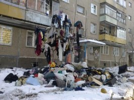 я так понял чья-то подруга шмотки парня выкинула;)