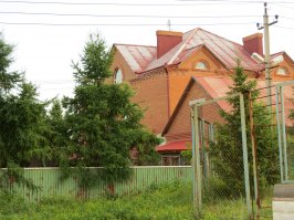 СССР-молодость, и ведь, действительно, молодым была везде ...работа, ну, пожалуй, кроме правительства, там был заповедник старых маразматиков. А так, чтобы там не говорили, но поступить можно было в ЛЮБОЙ ВУЗ из ЛЮБОЙ дыры, примеров много, почитайте биографии известных людей. Маразма и тогда хватало: любой чиновник или просто человек из номенклатуры считал и тогда себя пупом земли и унижал простых работяг, конечно, в меньшей степени в городах, но в мелких отрывались по-полной. Воровали и брали взятки и тогда, вполне прилично по тем временам, но не сопоставимо с современными. Просто у людей была уверенность в определенном будущем, какая-то вера в государство (часто, не оправданная), больше верили печати и ТВ, больше уважали силовые структуры, а главное, мы уважали своих учителей, а многих-любили! Ну а так, для сравнения два дома: секретаря горкома небольшого городка во времена СССР, за который его попрекали люди, в основном, за спиной и домик одного из мэров постсоветского периода, за который народ его не попрекал, считал уже, что так и должно, он же местный царь!