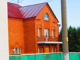 СССР-молодость, и ведь, действительно, молодым была везде ...работа, ну, пожалуй, кроме правительства, там был заповедник старых маразматиков. А так, чтобы там не говорили, но поступить можно было в ЛЮБОЙ ВУЗ из ЛЮБОЙ дыры, примеров много, почитайте биографии известных людей. Маразма и тогда хватало: любой чиновник или просто человек из номенклатуры считал и тогда себя пупом земли и унижал простых работяг, конечно, в меньшей степени в городах, но в мелких отрывались по-полной. Воровали и брали взятки и тогда, вполне прилично по тем временам, но не сопоставимо с современными. Просто у людей была уверенность в определенном будущем, какая-то вера в государство (часто, не оправданная), больше верили печати и ТВ, больше уважали силовые структуры, а главное, мы уважали своих учителей, а многих-любили! Ну а так, для сравнения два дома: секретаря горкома небольшого городка во времена СССР, за который его попрекали люди, в основном, за спиной и домик одного из мэров постсоветского периода, за который народ его не попрекал, считал уже, что так и должно, он же местный царь!