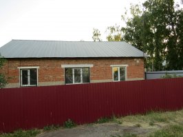 СССР-молодость, и ведь, действительно, молодым была везде ...работа, ну, пожалуй, кроме правительства, там был заповедник старых маразматиков. А так, чтобы там не говорили, но поступить можно было в ЛЮБОЙ ВУЗ из ЛЮБОЙ дыры, примеров много, почитайте биографии известных людей. Маразма и тогда хватало: любой чиновник или просто человек из номенклатуры считал и тогда себя пупом земли и унижал простых работяг, конечно, в меньшей степени в городах, но в мелких отрывались по-полной. Воровали и брали взятки и тогда, вполне прилично по тем временам, но не сопоставимо с современными. Просто у людей была уверенность в определенном будущем, какая-то вера в государство (часто, не оправданная), больше верили печати и ТВ, больше уважали силовые структуры, а главное, мы уважали своих учителей, а многих-любили! Ну а так, для сравнения два дома: секретаря горкома небольшого городка во времена СССР, за который его попрекали люди, в основном, за спиной и домик одного из мэров постсоветского периода, за который народ его не попрекал, считал уже, что так и должно, он же местный царь!