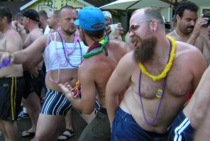 и не лень лизе постить целый фотоальбом ради одного снимка?
 Я вот от себя еще добавлю, как они себя ведут там где их никто не притесняет -