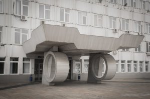 На входе даже памятник изоленте установили. Без нее никак.
