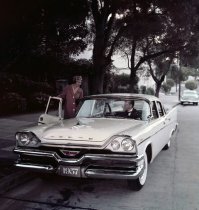 Андрей79 верно нашел - Додж Коронет 1957.
Ё-маё, у них даже нищий уе.бан с окраины колхоза катался на такой красивой тачке, что Элвису не стыдно предложить.