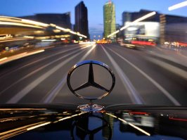 Тут некоторые сомневаются в глубине мысли 4-х летнего ребенка. Спорно.
Мой сынуля примерно в 4 годика, глядя на проезжающие машины,  хитро так сощурился и выдал:
- А что, знак "мерседес" на капоте - это прицел для пешеходов?