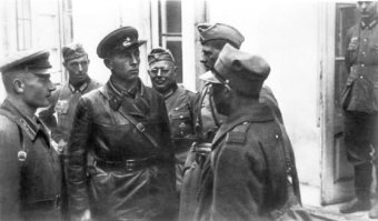 ПНШ 29 лтбр капитан И. Д. Квасс (в кожаной куртке), командир 2 батальона 76 пп подполковник Г. Леммель
(справа высокий в пилотке) и неизвестный польский офицер проводят переговоры о передачи Брестской крепости СССР, 22.09.1939 г.