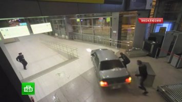 Вчера в Казани бухой водила удирал от гайцев через весь аэропорт. На оригинальность аварии не претендует, конечно, но за стремление к свободе плюс...