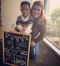 Мать-одиночка его усыновила. Тара Монтгомери.
"Две сестры" - это у неё уже были дочери. Тоже приёмные похоже.