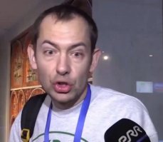 Я уже который год наблюдаю,как этот персонаж по фамилии Цымбалюк,пытается троллить Путина,задавая ему свои кастрюлеголовые вопросы,и как президент терпеливо отвечает Ромке,а после исчерпывающего ответа сразу же теряет интерес к нему.Наверное,так доктор-психиатр общается с безнадёжно больным пациентом,ожидая когда же всё-таки наступят улучшения,ну а после даёт понять ему:"Извини,больной "родственничек",но у меня ещё куева туча дел,и я не могу на тебя тратить всё своё время" и спокойно идёт мыть руки. Укры,справедливости ради,ответьте на вопрос:когда,на самом правдивом УкрТВ,вы видели последний раз,как корреспонденты с "Рашки" задавали вопросы Педро Порошенко?