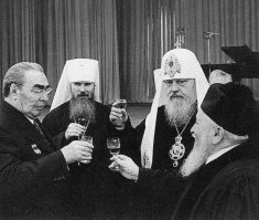 Алексий лукаво смотрит на Брежнева.Пимен гневно смотрит на раввина Якова Фишмана.Фишман радостно смотрит на Брежнева.А Брежнев вожделенно смотрит на водку.Удачная фотография!