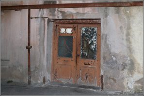 Искусственное старение, ценные породы дерева, уникальная резьба и витражные стекла