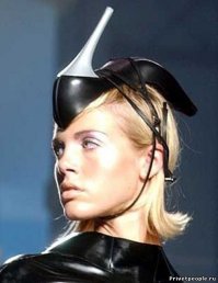 А я хотел выбросить, один кроссовок порвался, а второй еще целый куда его примостить. Пойду шнурки подлиннее прикуплю и головной убор готов.
Не знаю как на каблуке, а в кроссовке мне кажется на голове удобнее стоять будет, можно даже попрыгать.